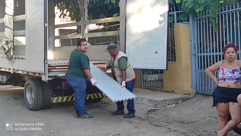 Ocupantes de casas precarias sobre la calle Gondra fueron reubicados en su sitio de origen en Kai Kygua en la Chacarita, por cuadrillas de obreros municipales