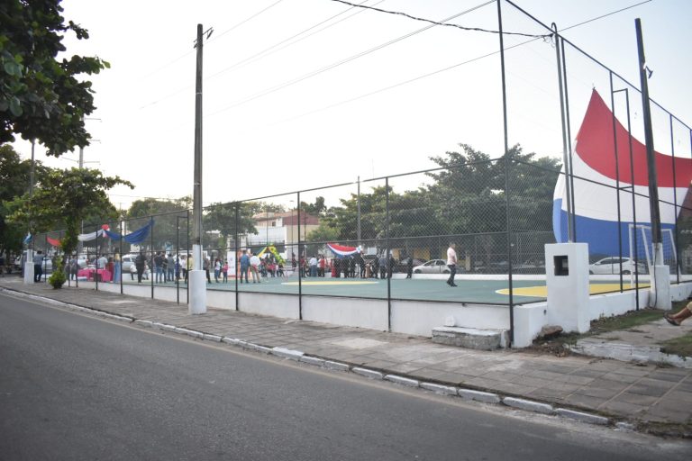 Intendente inauguró mejoras en la Plaza Nuevo Amanecer del barrio Obrero, concretadas mediante los Fondos para Proyectos Especiales