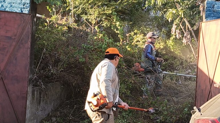Gestión de Riesgos de Asunción limpia terreno en situación de abandono para prevenir el Dengue
