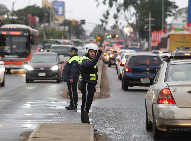 Dirección de Tránsito y Transporte de la Comuna eliminó el giro a la izquierda en la avenida Eusebio Ayala y Cedro para brindar mayor agilidad y seguridad al tránsito automotor