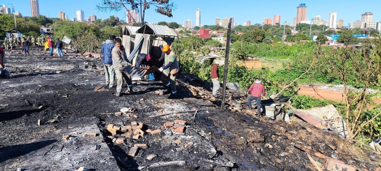 Rápida respuesta de la Municipalidad de Asunción al incendio de la Chacarita evitó un desastre mayor