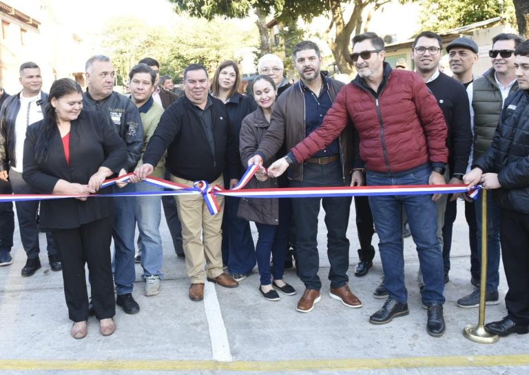 Renovación de empedrado y hormigonado hidráulico se inauguraron en el barrio Carlos Antonio López a través de los Fondos para Proyectos Especiales