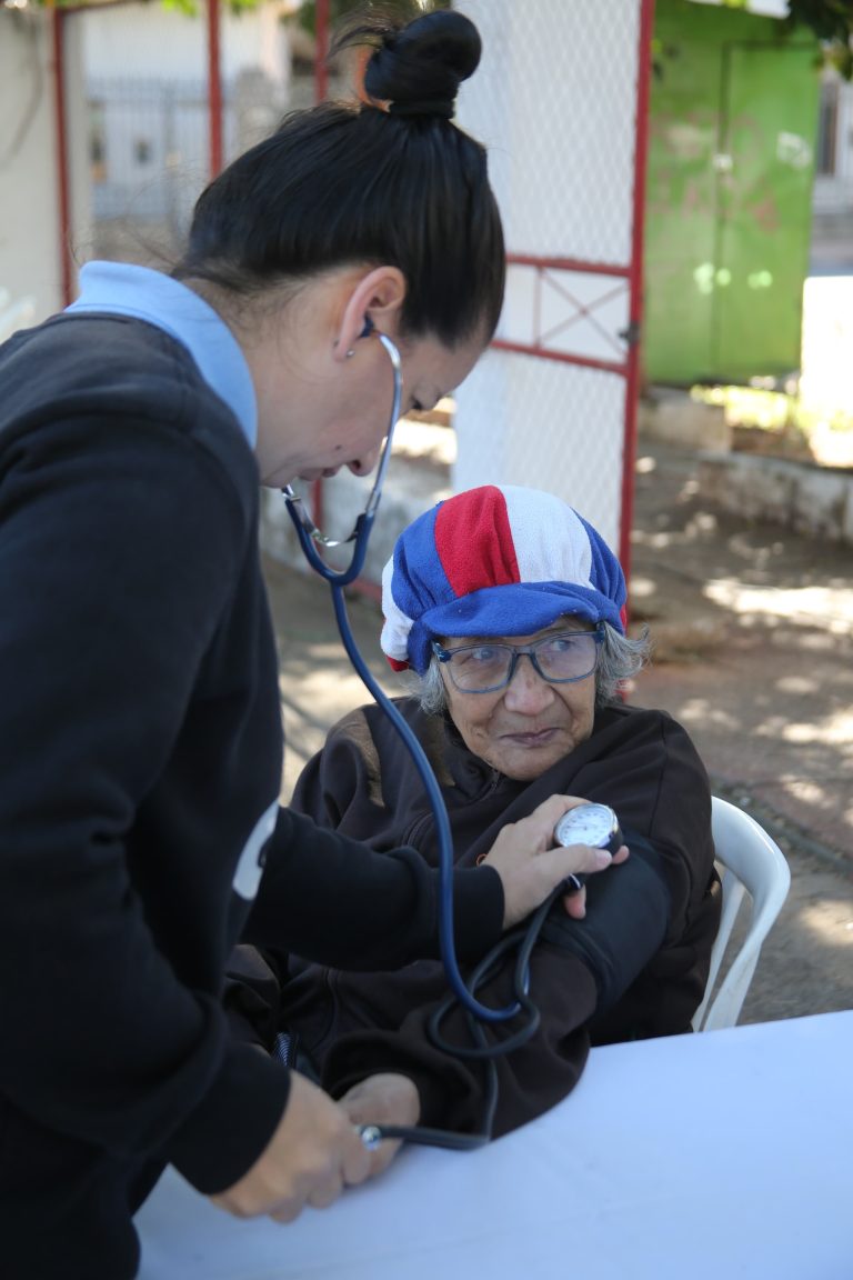 Masiva concurrencia de vecinos del barrio Vista Alegre hubo en la plaza Mburicaó para recibir asistencia médica gratuita a través de la Clínica Móvil Municipal