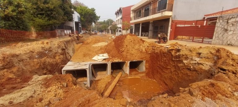 En calle Pacurí, en el marco de la obra de desagüe pluvial de la cuenca Lambaré, se colocaron 146 metros de alcantarillas celulares cuádruples