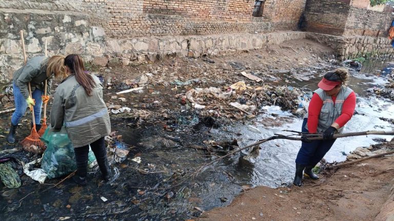 Continúan trabajos de limpieza de arroyos en zonas ribereñas para combatir la contaminación de estos cauces hídricos