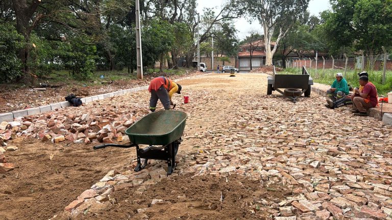 Arrancó un nuevo proyecto de remoción y reposición de empedrados en varias calles de la capital