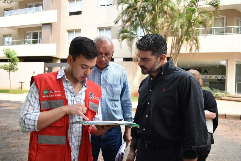 En calles de tierra iniciaron la construcción del pavimento tipo empedrado para mejorar condiciones de transitabilidad en barrios