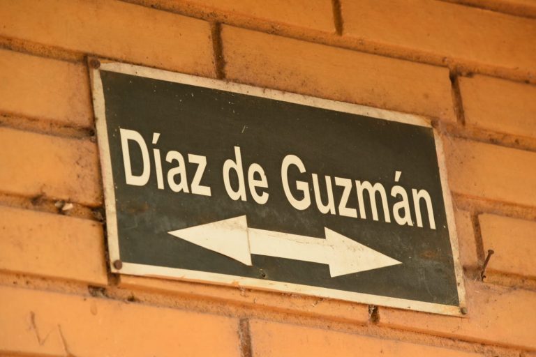 Una calle lleva el nombre Ruy Díaz de Guzmán, primer mestizo que utilizó el término PATRIA en el PARAGUAY de la Provincia Gigante de las Indias