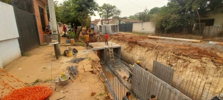 Colocación de alcantarillas celulares 2 x 2 metros en obra del desagüe pluvial de la cuenca Lambaré va por Pacurí, hacia Ybyrayu