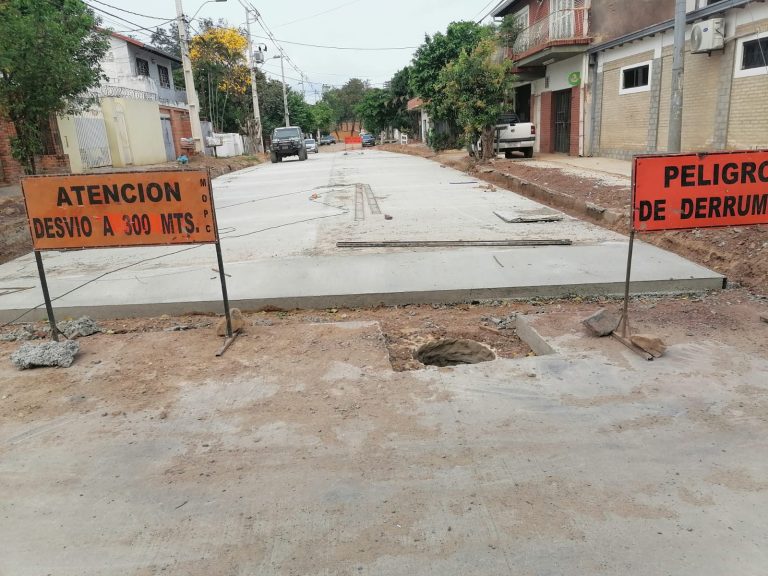 Realizan el cargamento del pavimento en las calles transversales a Sargento Esteban Martínez, del lote 2 del proyecto Molas López