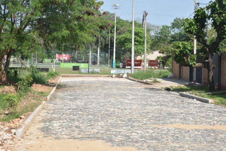 Mejoramiento vial con pavimento tipo empedrado en la calle Tte. 1º Ángel Velazco presenta buenos avances