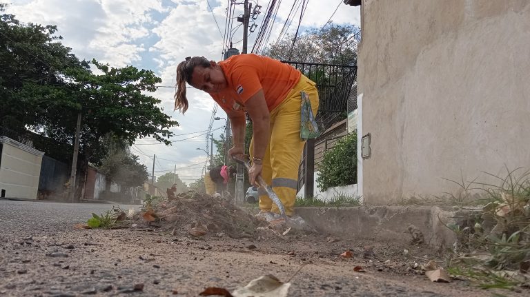 Cuadrillas de la Dirección de Servicios Urbanos continúan con el operativo de limpieza integral en el marco de la campaña “Tu barrio limpio” tocándole el turno al barrio Santísima Trinidad