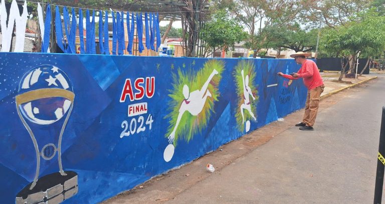 Un mural que retrata la pasión del fútbol de la población paraguaya se erige en barrio Obrero