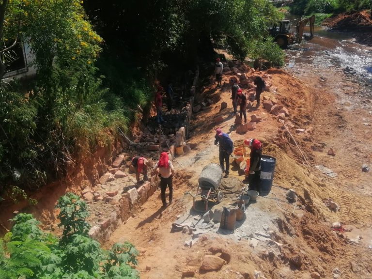 Soluciones puntuales a familias que viven en zonas vulnerables va dando la Municipalidad de Asunción con la construcción de muros de protección sobre márgenes de arroyos