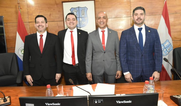 Acto de juramento de los nuevos presidente y vicepresidente de la Junta Municipal de Asunción contó con la presencia del intendente Rodríguez