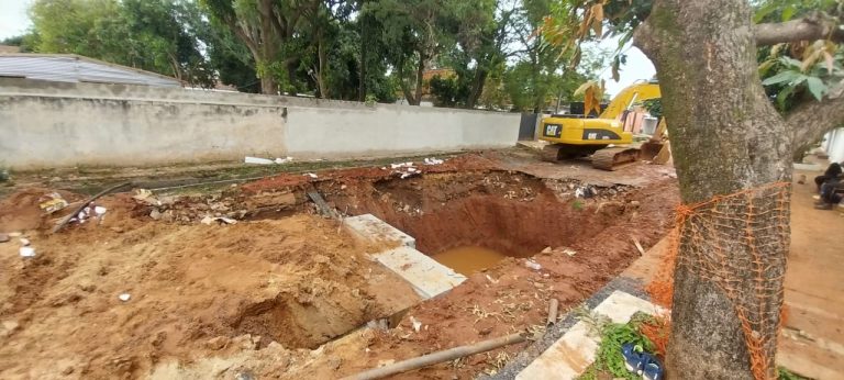 En el lote 2 de la obra de desagüe pluvial en la zona del Mercado de Abasto y del barrio San Pablo, avanzan con la colocación de alcantarillas de 2 x 2 metros en la calle Baldomero Ruiz