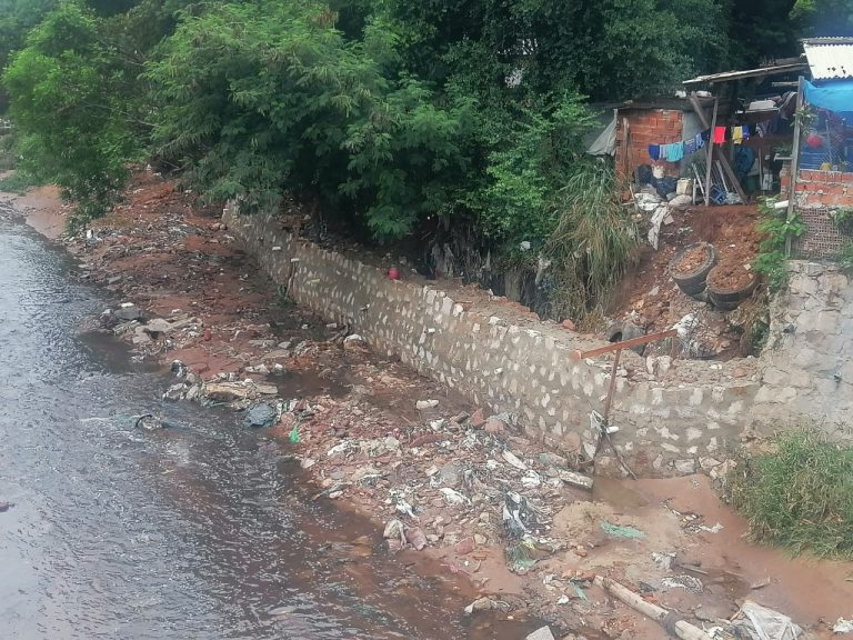 Obras de construcción de muros de contención en el arroyo Lambaré registran importantes avances