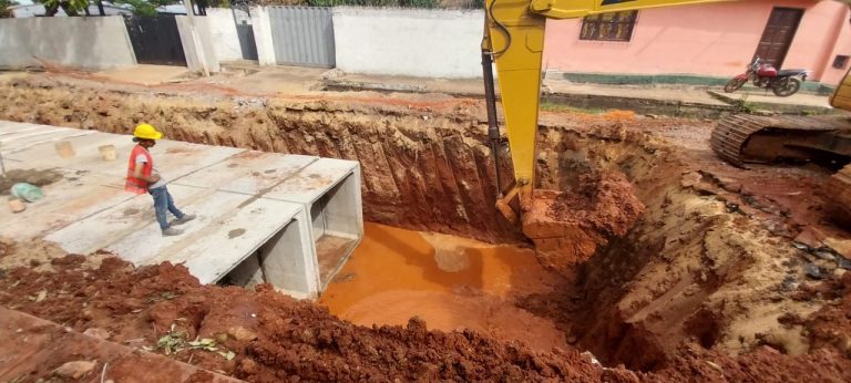 Colocación de alcantarillas simples y dobles en la calle Baldomero Ruiz se realiza en el marco de la ejecución de desagüe pluvial en zona del Mercado de Abasto y barrio San Pablo