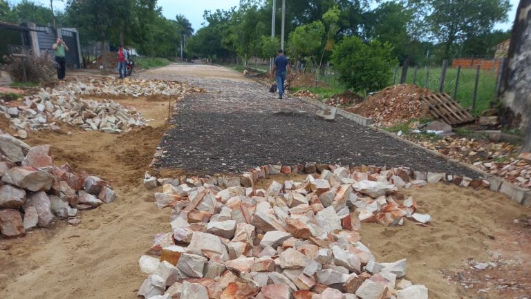 En seis barrios capitalinos trabajan en la construcción de pavimento tipo empedrado sobre terraplenes