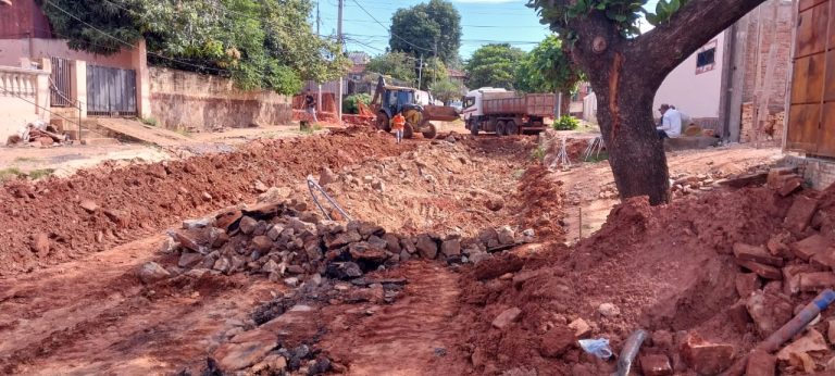 En obra del desagüe pluvial de la cuenca del arroyo Lambaré, para el barrio San Pablo, refuerzan trabajos para regularización asfáltica en De Gásperi e Ybyrayú