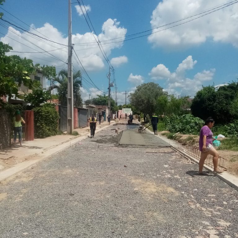 En la calle Maestra Rafaela Osorio del barrio Jukyty se construyeron 233 metros cuadrados de pavimento de hormigón hidráulico, por ser un material de alta dureza