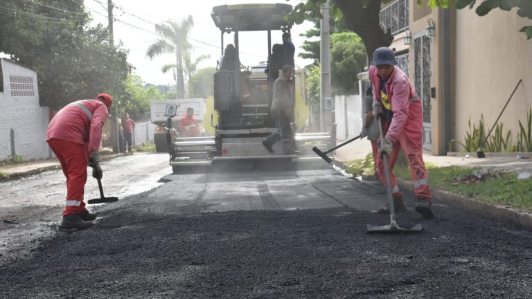 Municipalidad de Asunción realiza el recapado de 590 metros en la calle Castelar entre Venezuela  y  Teniente Cañete Miño