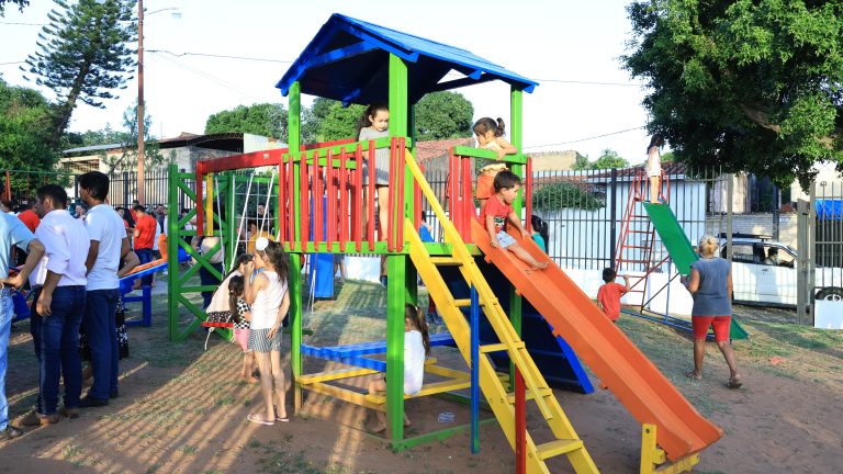 Mejoras inauguradas por el intendente Rodríguez en el barrio Roberto L. Petit convocó a muchos vecinos en la plaza mejorada con fondos de Proyectos Especiales