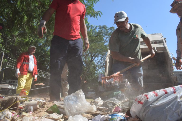 Cuadrillas operativas municipales realizan mingas ambientales en diversos barrios de Asunción para combatir las enfermedades vectoriales