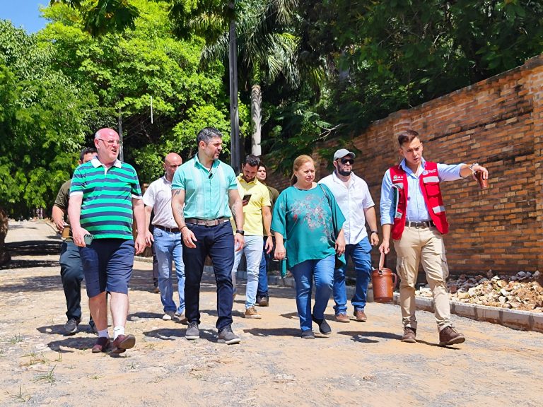 Intendente de Asunción verificó término de trabajos que hacen al  pavimento tipo empedrado en la otrora calle de tierra, Jaime Bestard