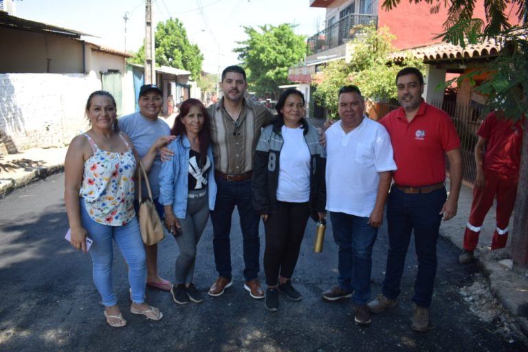 Intendente de Asunción recorrió la calle Dr. Profesor Wailer, donde se hace una regularización asfáltica por pedido de los vecinos