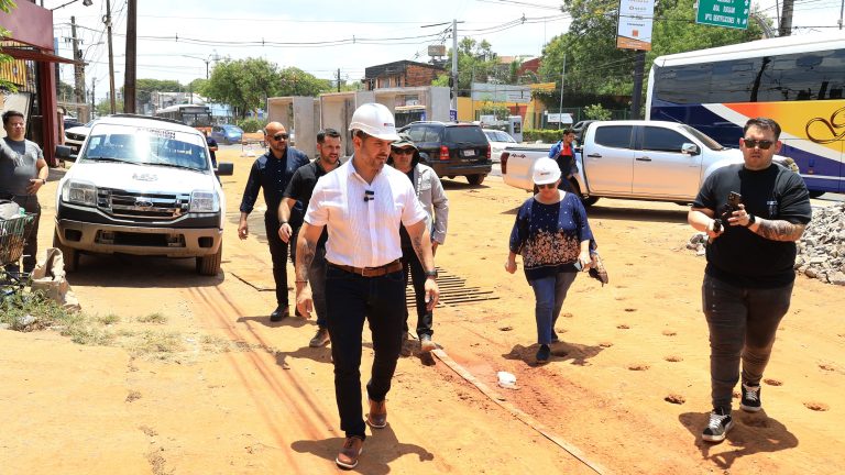 Intendente de Asunción recorrió obras en tramo Eusebio Ayala entre Montanaro y Ramírez Franco donde se colocan alcantarillas celulares de 2,5 x 2,5 metros para el desagüe pluvial cuenca Itay