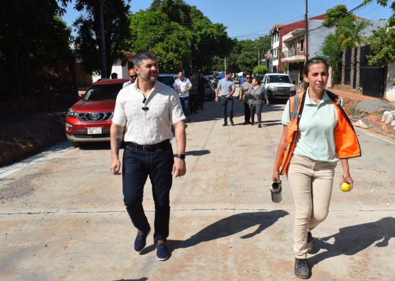 Intendente Rodríguez recorrió obras en la calle Pacurí, del barrio San Pablo, para verificar avances en la ejecución del proyecto de desagüe pluvial de la cuenca del arroyo Lambaré