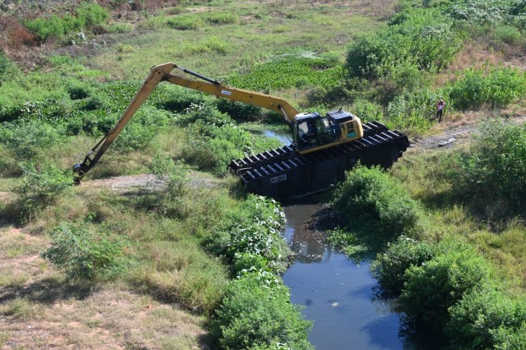 De la limpieza del arroyo Ferreira, anticipo de futuras obras viales en la zona de la avenida Cantaluppi participaron cuadrillas de la Dirección General de Gestión de Reducción de Riesgo de Desastres (DGGRRD)