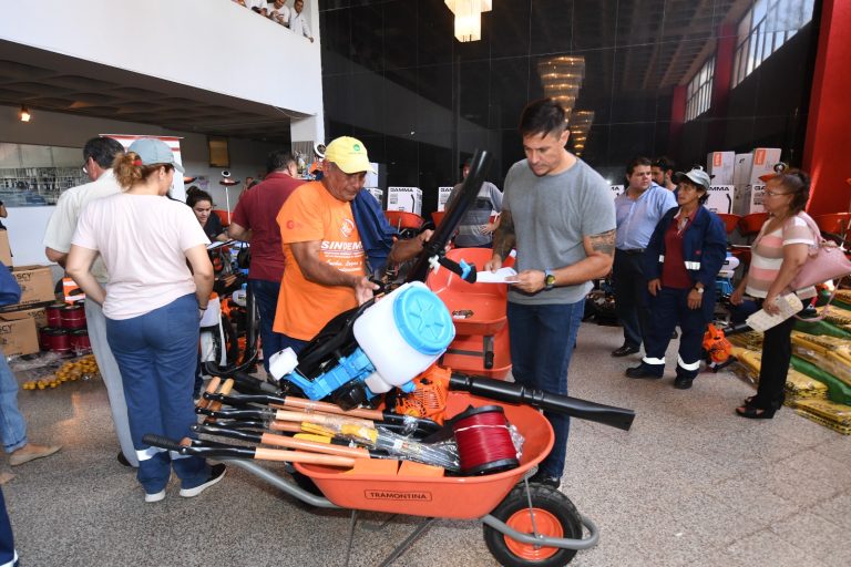 Entrega de uniformes, maquinarias y herramientas para las tareas operativas en zonas de influencia de los 11 centros municipales se realizó esta mañana