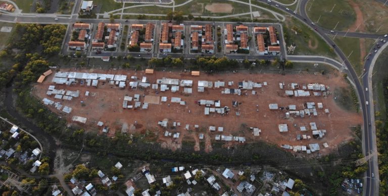 Municipalidad comienza el traslado y reubicación de familias afectadas por el incendio en zona de la Chacarita, ocurrido meses atrás, que dejarán el sector de la Costanera conocido como Casitas de Colores