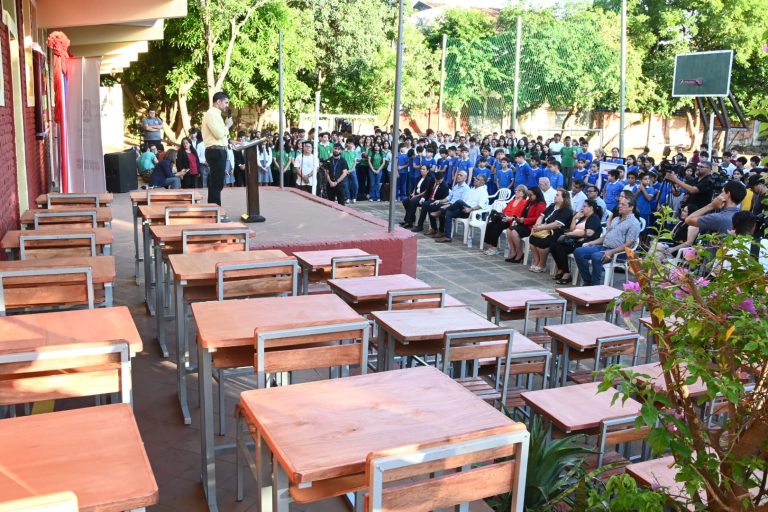 Primera entrega de mobiliarios del año, a través de los fondos provenientes del FONACIDE, se realizó en el Colegio Nacional Luis Alberto de Herrera