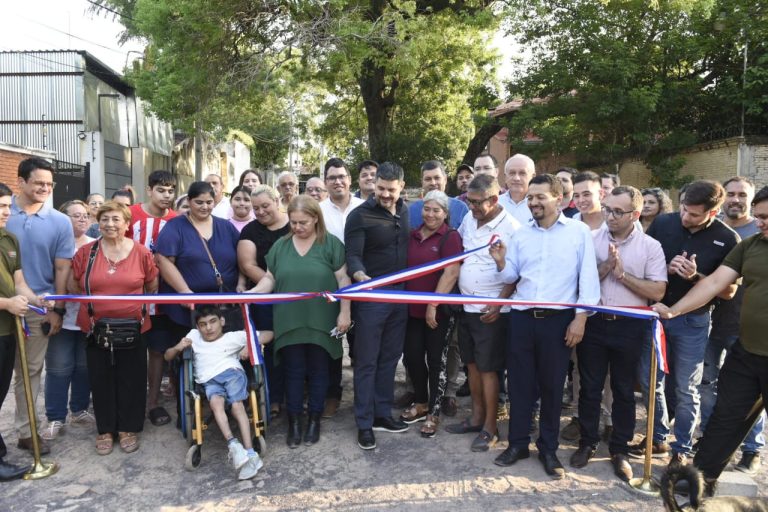 Intendente de Asunción inauguró 6 calles que antes eran de tierra y hoy lucen impecables con empedrado nuevo en el barrio Santa Librada